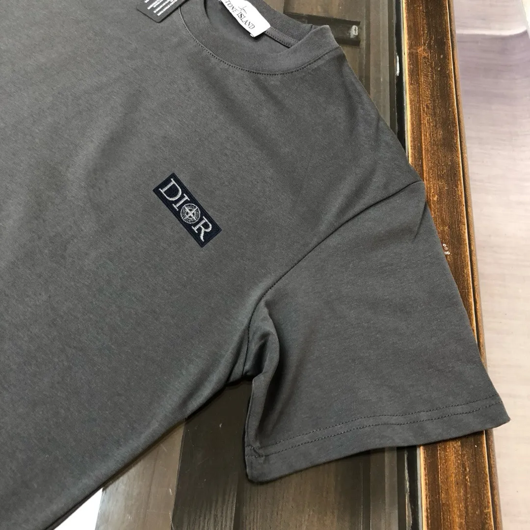 P150 A⭐️Stone Island Latest Couple Style Round Neck Short Sleeve Couple T-shirt ~ Spring and Summer New Product High Quality 🔥🔥Customized Unique Compass Logo Embroidery Logo Embellishment ~ Fashionable and Versatile Trendy Style Customized Imported Fabrics! Comfortable to wear, breathable, fashionable without losing personality, the upper body is casual and casual, handsome and stylish, showing the temperament of a big brand. All three standards are complete! ! Color: Black White Dark Gray Brown Size: SMLXLXXL